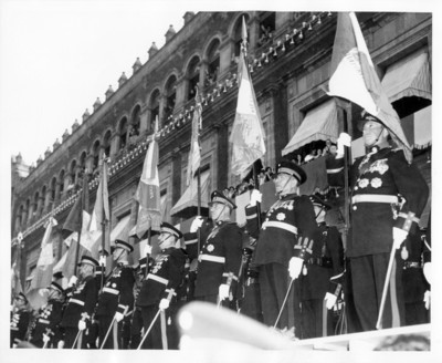 Militares abanderados, durante ceremonia, con motivo del centenario del Himno Nacional