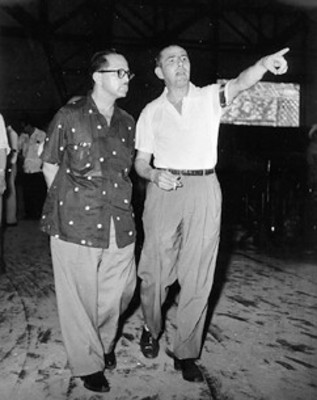 Empresarios caminan durante exposición industrial