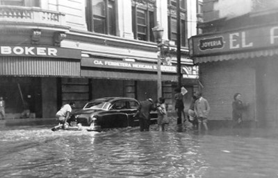 Automóvil circula por calle inundada