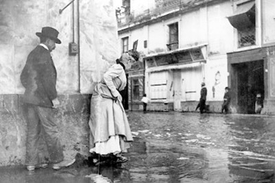 Gente cruza calle inundada