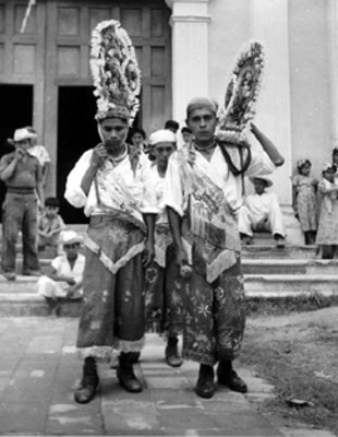 Hombres totonacos afuera de una iglesia