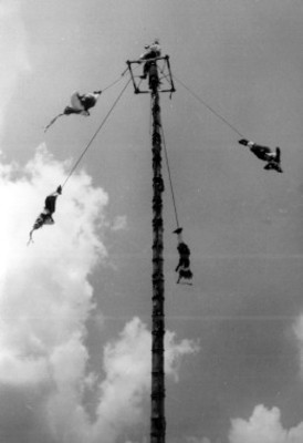 Voladores de Papantla dan exhibición