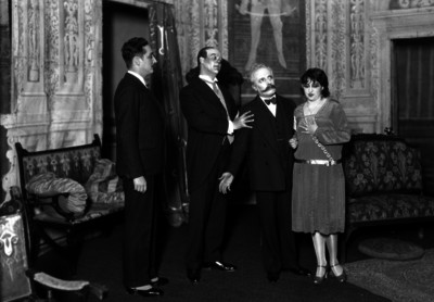 Leopoldo Ortin, "Chato" con otros actores actuando en una obra de comedia