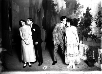 Leopoldo Ortin "Chato" con otros actores haciendo una escena de amor en una obra de comedia