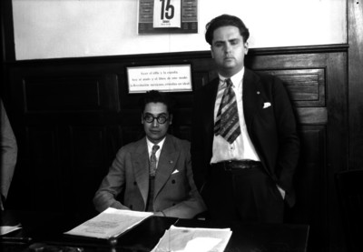 Vivtor Ortiz, Licenciado y consultor del Departamento de policía en compañía de un hombre en una oficina, retrato