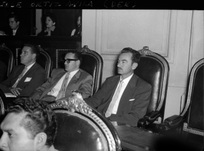 José Ortiz Ávila, diputado en una reunión en la cámara de diputados