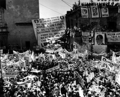 Adolfo López Mateos y mujeres a bordo de camión, rodeado de partidarios