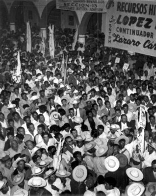 Partidarios durante mitin de apoyo a Adolfo López Mateos en su campaña por Jiquílpan