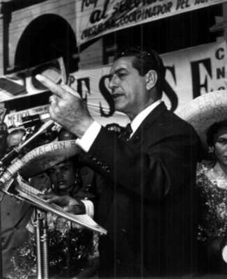 Adolfo López Mateos pronuncia discurso durante mitin de apoyo a su candidatura presidencial en "Zacatecas"