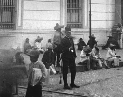 Policias durante practicas en un patio