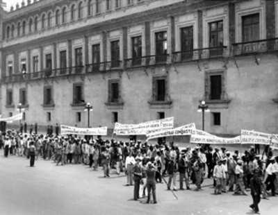 Sindicatos de trabajadores durante manifestación frente a Palacio Nacional