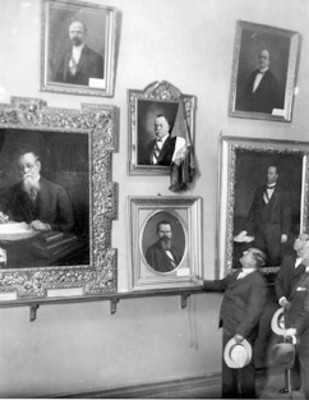 Emilio Portes Gil descubre el retrato de Alvaro Obregón en el Museo Nacional