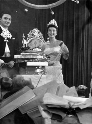 Reina de belleza y charro con regalos, retrato