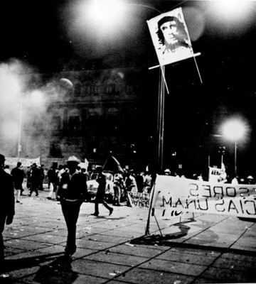Estudiantes con pancartas frente a Palacio Nacional