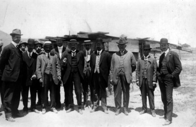 Funcionarios Públicos en un patio, retrato de grupo