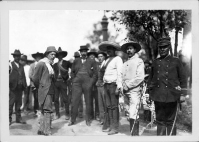 Militares y revolucionarios en un parque, retrato de grupo