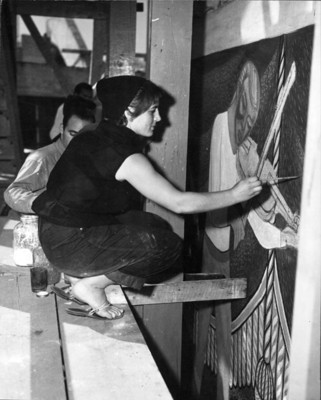 Discipulos de Diego Rivera pintan mural del Teatro Insurgentes
