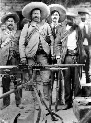 Francisco Villa y revolucionarios junto a una ametralladora, retrato de grupo