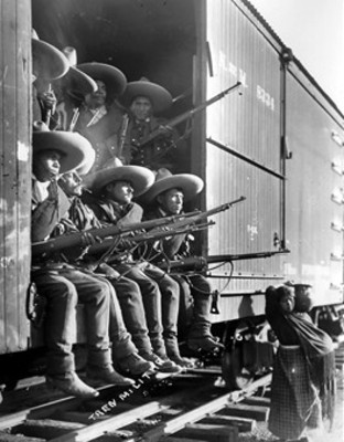 Tropas Rurales al mando de Higinio Aguilar a bordo de un ferrocarril