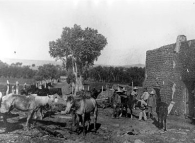 Revolucionarios en el patio de una casa