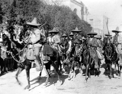 Caballería del gral. Gertrudis Sánchez entrando a Morelia [en] 1913