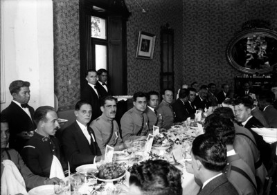 José Palomera, general durante un banquete, retrato de grupo