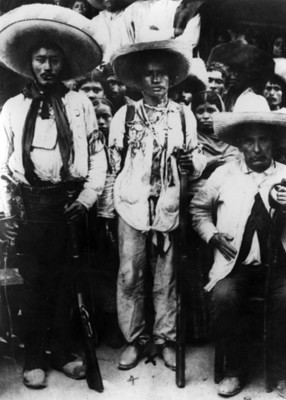 Carmen Robles y otros revolucionarios zapatistas, retrato de grupo
