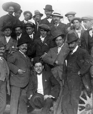 "Juan Belmonte" y otros hombres, retrato de grupo