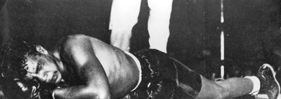 Rodolfo Casanova tirado sobre el ring durante pelea de box