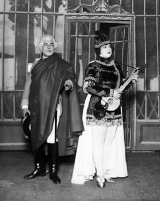 "Mimí Derba" y actor durante actuación de teatroa