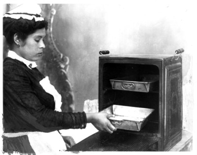 Mujer trabaja con un horno