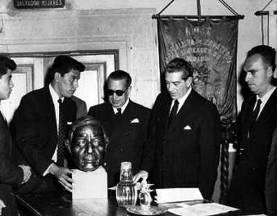Adolfo López Mateos recibe máscara del rostro de Benito Juárez