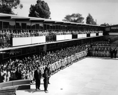 Hombre dirige ceremonia cívica en escuela
