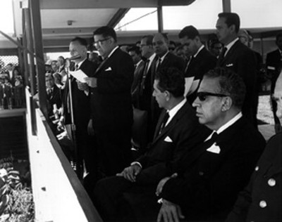 Adolfo López Mateos, Jaime Torres Bodet y otros funcionarios presiden ceremonia escolar