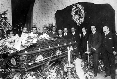 HOmbres montan guardia ante ferétro