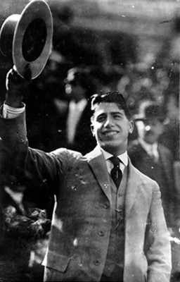 Luis Freg saluda con sombrero en la mano, retrato