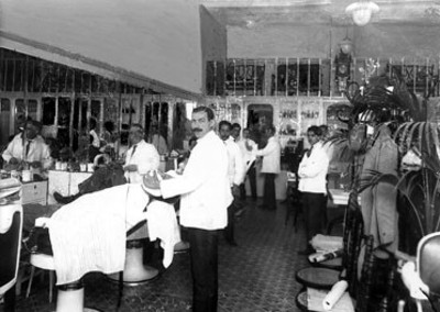 Peluqueros atienden a hombres