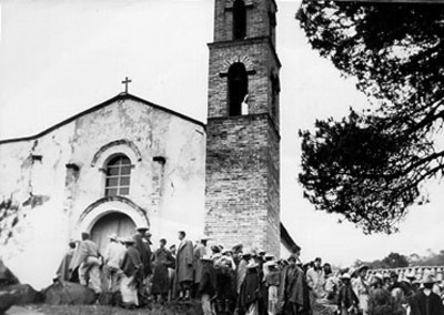 Peregrinos frente a una iglesia