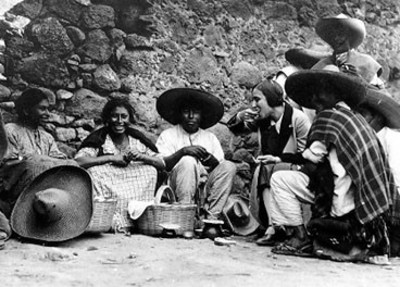 Mujer come con indígenas