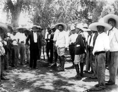 Francisco Villa con sus tropas durante su rendición en Sabinas, Coahuila