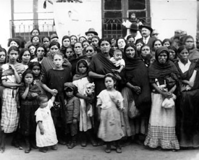 Voceadores que recibieron ropa, retrato de grupo