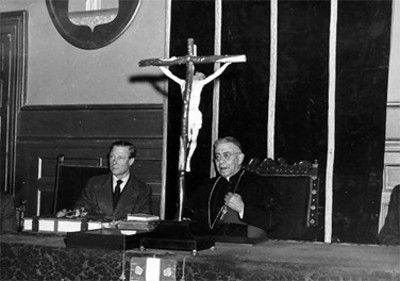Eduardo Widsor y obispo durante una ceremonia