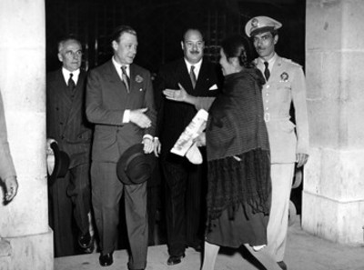 Eduardo Windsor saluda a mujer campesina en su visita a México