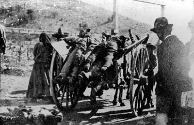 Revolucionarios recogen cadáveres en una carreta