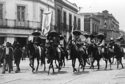 Contingente de zapatistas con el estandarte de la Virgen de Guadalupe