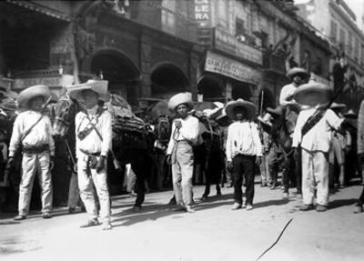 Revolucionarios armados en una calle de la ciudad