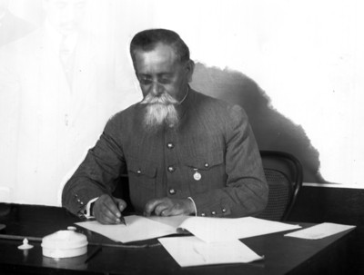 Venustiano Carranza firma unos documentos