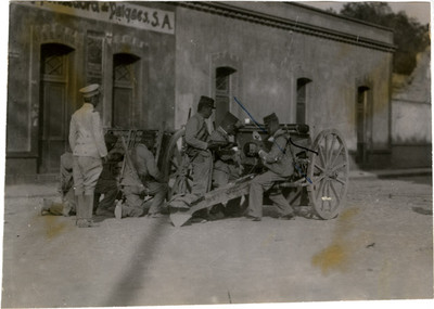 Soldados Federales preparan un cañón