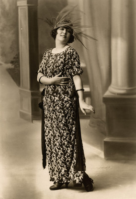 Celia Montalván porta un vestido decorado con flores blancas, retrato
