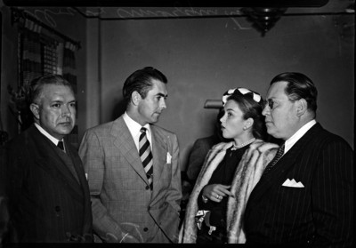 Tyrone Power, actor de cine dialogando con José Alvarez y Linda al parecer, durante un evento social